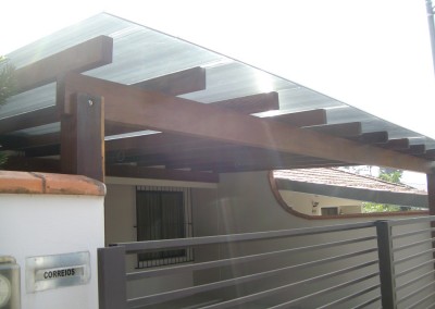 Toldo de policarbonato para garagem com madeira